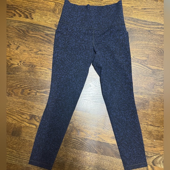 Athleta Salutation Stash Pocket Gravel Tight in Blue and Black, Size: S - Picture 2 of 5